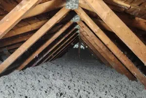 Travailleurs en isolation de toiture